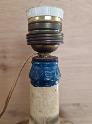 Pie de lámpara de cristal con mariposa
