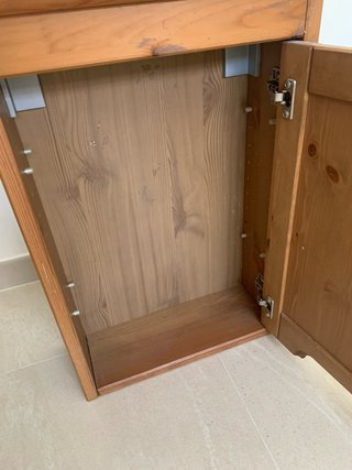 Mueble de madera con espejo