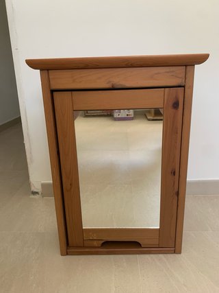Mueble de madera con espejo