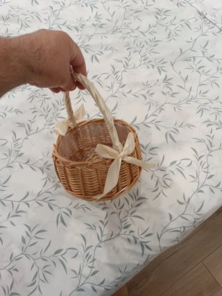 Cesta de mimbre con asa y lazo