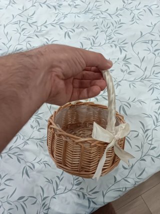 Cesta de mimbre con asa y lazo