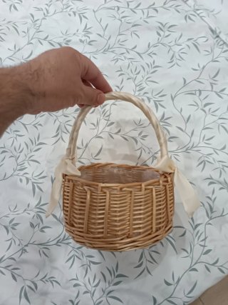 Cesta de mimbre con asa y lazo