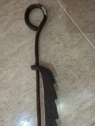 Colgador antiguo para ollas de metal