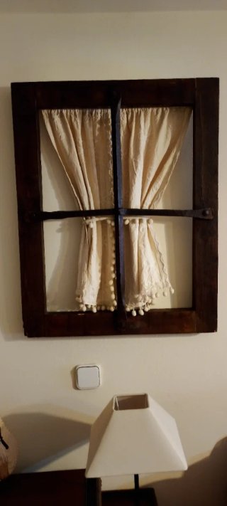 Reja antigua con marco de madera