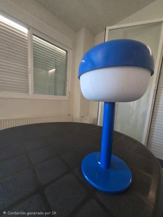 Lámpara de mesa azul y blanca