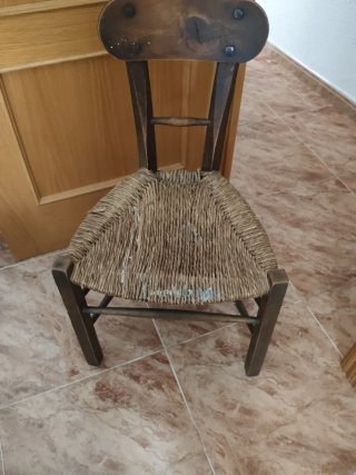 Silla de madera y ratan antigua