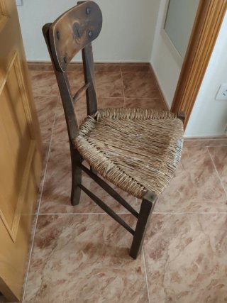 Silla de madera y ratan antigua