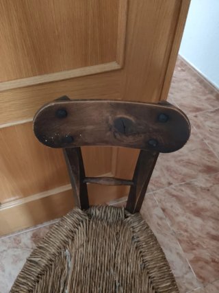 Silla de madera y ratan antigua