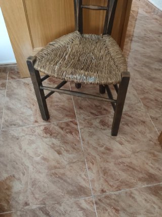 Silla de madera y ratan antigua