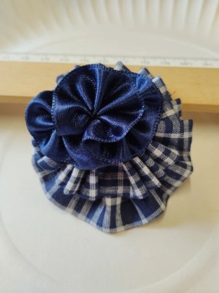 Pequeño broche tela azul y blanco