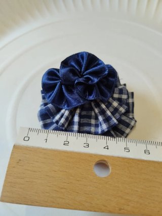 Pequeño broche tela azul y blanco