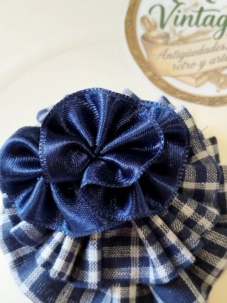 Pequeño broche tela azul y blanco