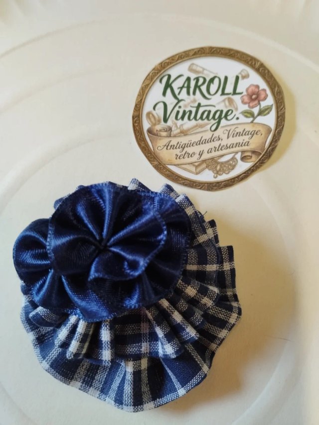 Pequeño broche tela azul y blanco