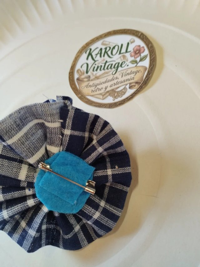 Pequeño broche tela azul y blanco