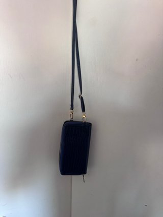 Cartera negra con textura