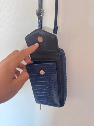 Cartera negra con textura