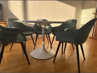 Mesa redonda de mármol y madera