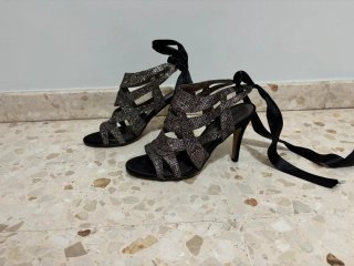 Tacones de aguja con tiras y lazo