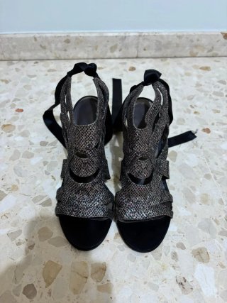 Tacones de aguja con tiras y lazo