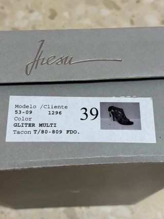 Tacones de aguja con tiras y lazo