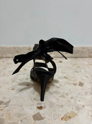 Tacones de aguja con tiras y lazo