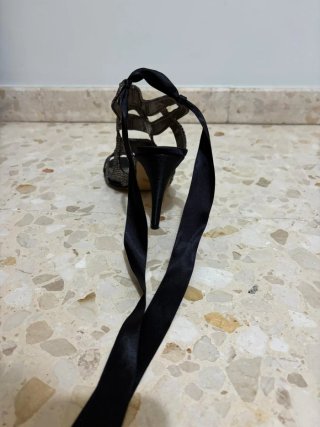Tacones de aguja con tiras y lazo