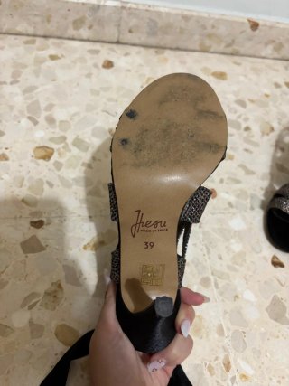Tacones de aguja con tiras y lazo