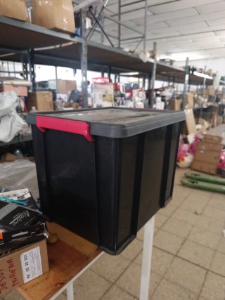 Caja de almacenamiento negra con asa rosa