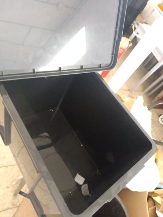 Caja de almacenamiento negra con asa rosa