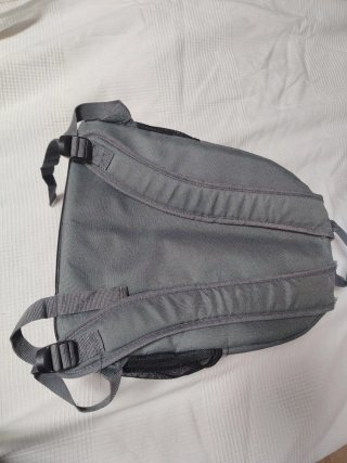 Mochila gris y verde menta