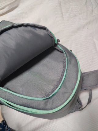 Mochila gris y verde menta