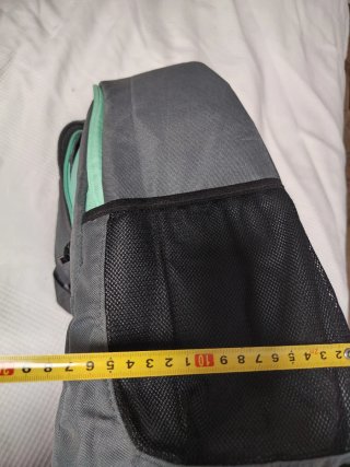 Mochila gris y verde menta
