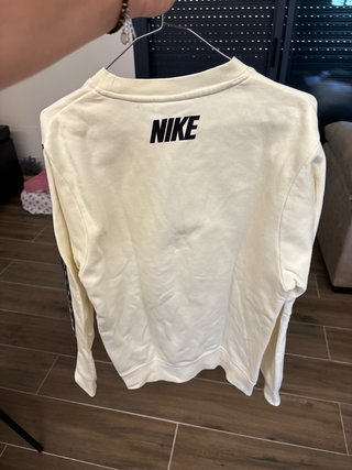 Sudadera Nike Beige con Logo Swoosh Negro