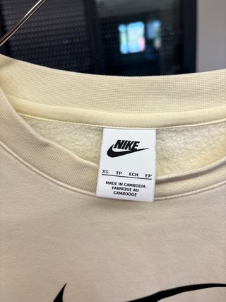 Sudadera Nike Beige con Logo Swoosh Negro