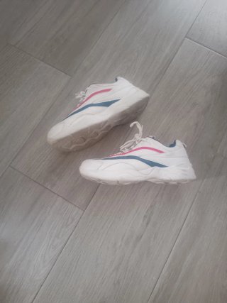 Zapatillas deportivas blancas con bordes rojos