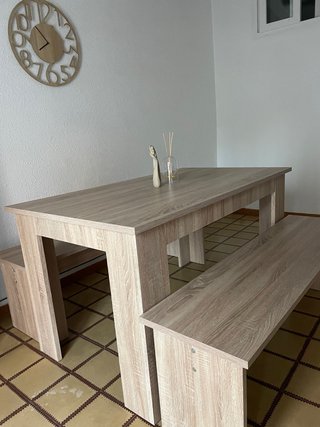 Mesa de comedor y bancos madera