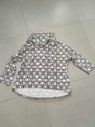 Top estampado geométrico cuello alto
