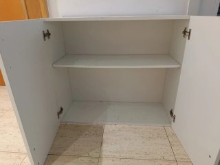 Mueble blanco con puertas