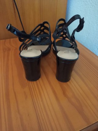 Sandalias tacón negras brillantes talla 36