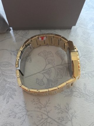 Reloj Guess Dorado Nuevo con precintos