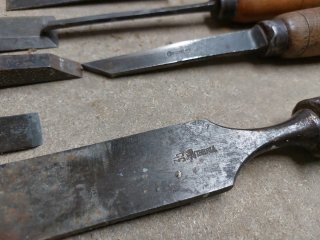 10 formones antiguos de madera