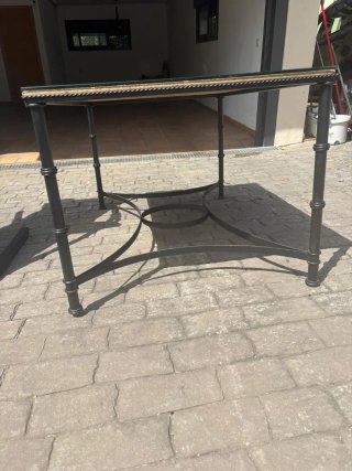Mesa camilla de acero forjado