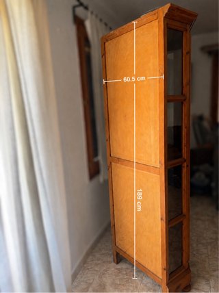 Armario esquinero de madera y cristal
