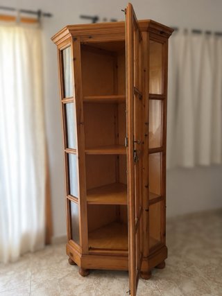 Armario esquinero de madera y cristal