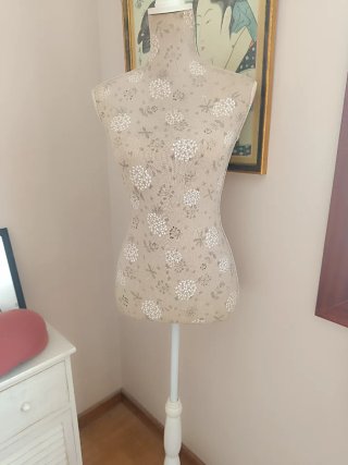 Maniquí costura estampado floral