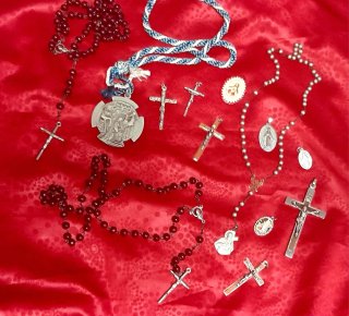 Lote religioso antiguo: rosarios y medallas