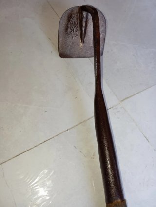 azada de cuello largo o cavec