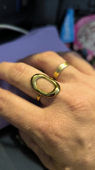 Anillo dorado moderno