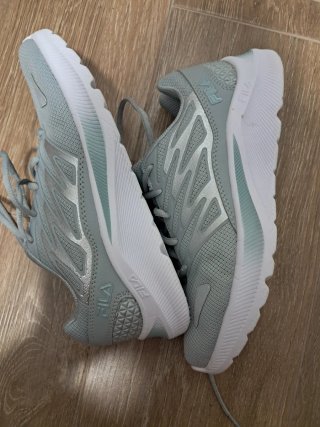 Deportivas Fila grises y blancas