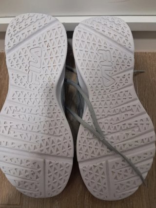 Deportivas Fila grises y blancas